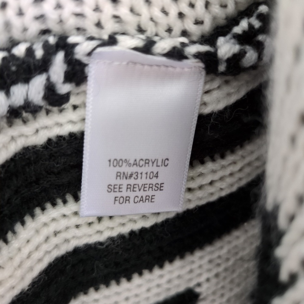 New Direction Black White Sz L Geo Swiss Pattern Open Front Poncho Sweater Vest - Picture 3 of 5